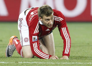 UTE I EN M�NED: Nicklas Bendtner er ute i lang tid, sier Arsenal-sjef Arsene Wenger. Foto: REUTERS/Toru Hanai