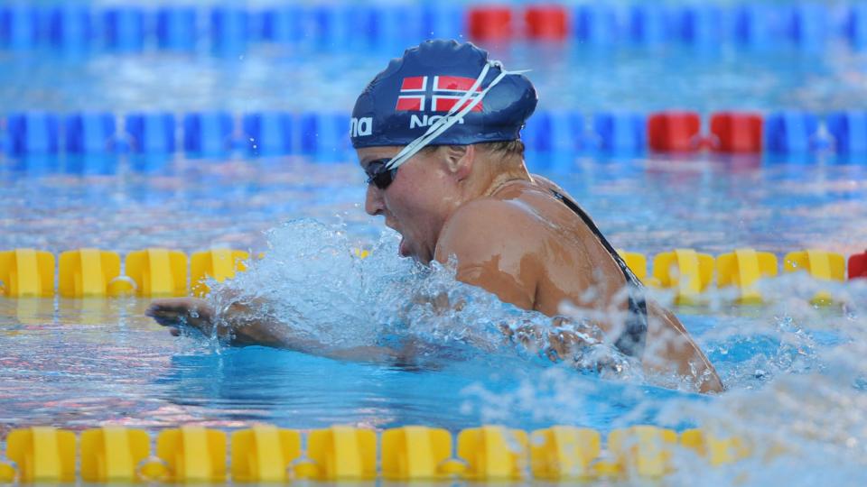 S�LVJENTE: Sara Nordenstam kom som ei kule p� slutten og sikret norsk s�lv p� 200 meter bryst. Foto: EPA/PETER KOLLANYI HUNGARY OUT