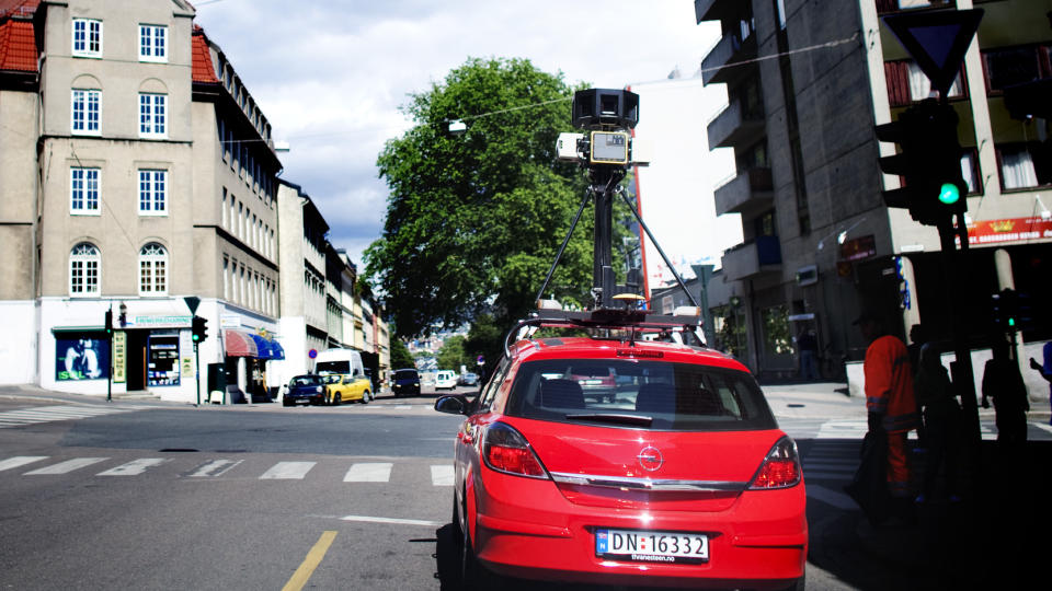GOOGLE-BILEN P� TUR: Den s�kalte google-bilen tok i juni bileder rundt i Oslos gater. Kameraet p� taket tar bilder i en omkrets p� 360 grader. Bildene skal etter hvert bli  lagt ut p� den norske versjonen av Google Street View. Foto: Kyrre Lien / SCANPIX
