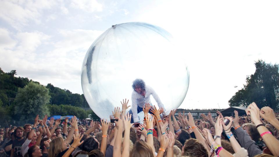 Egen boble: Wayne Coyne fra The Flaming Lips dro sitt bobletriks ogs� p� �yafestivalen. Foto: Eirik Helland Urke
