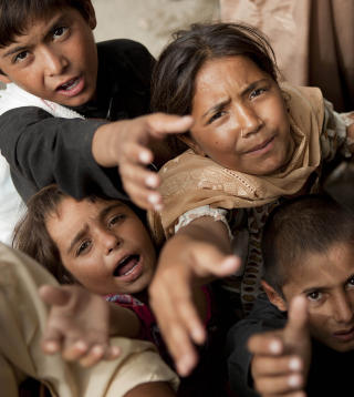 BARNA LIDER: 20 millioner mennesker har msitet sine hjem som f�lge av flomkatastrofen i Pakistan. Foto: AP Photo/B.K. Bangash/Scanpix