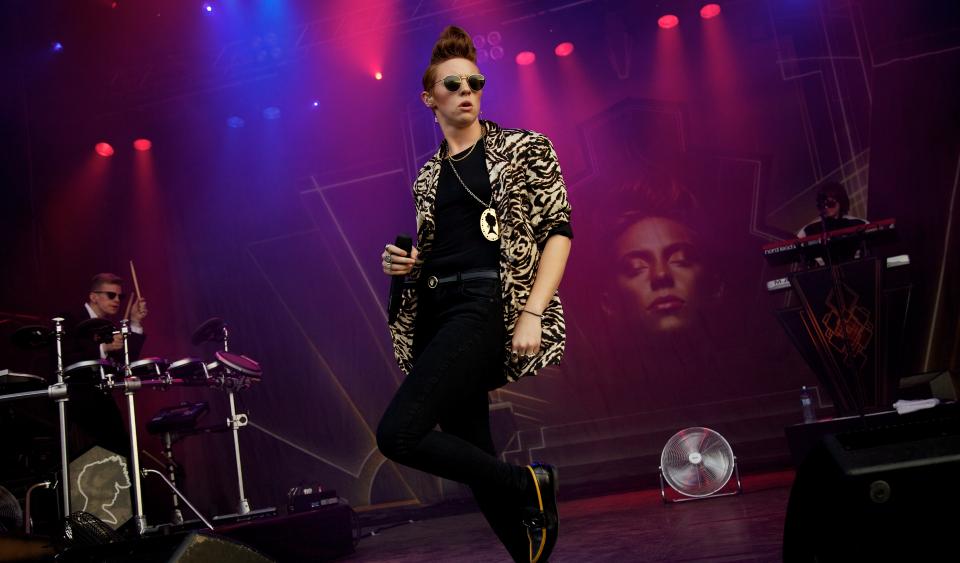 COOL KVINNE: La Roux' Elly Jackson dro Michael Jackson-moves p� �ya-scenen. Foto: Eirik Helland Urke