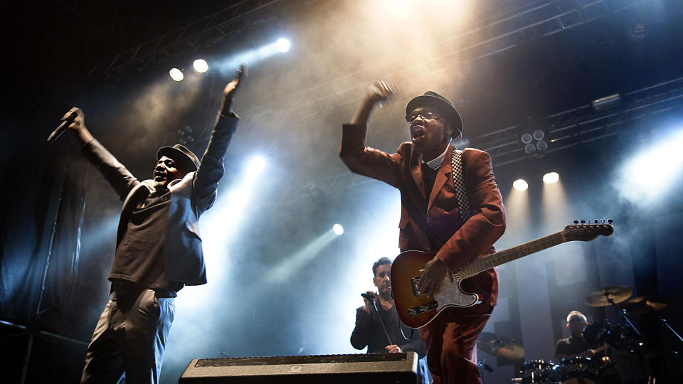 SKA, SKA, SPECIALS: The Specials, med vokalistene Neville Staples (t.v) og Terry Hall (i midten) og gitarist Lynval Golding p� �ya fredag kveld. FOTO: ANDERS GR�NNEBERG/Dagbladet