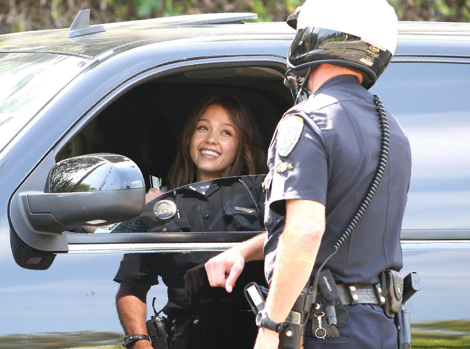 SLIK SLIPPER MAN BOT: Jessica Alba skrudde p� sjarmen da hun ble stoppet etter � ha r�kj�rt onsdag. Foto: STELLA PICTURES