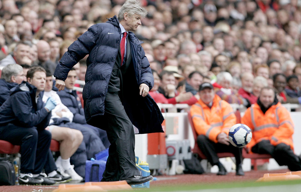 LOJAL: Arsene Wenger har v�rt manager i Arsenal siden 1996. Om han fullf�rer den nye kontrakten har han v�rt i klubben i 18 �r. Foto: AP Photo/Akira Suemori