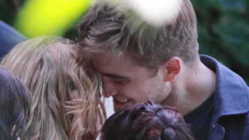 KOS MELLOM SLAGENE: Robert Pattinson bes�kte Kristen Stewart p� filmsettet til �On the Road�. Og jommen ble det ikke litt tid til kos ogs�. Foto: Robert Pattinson Life