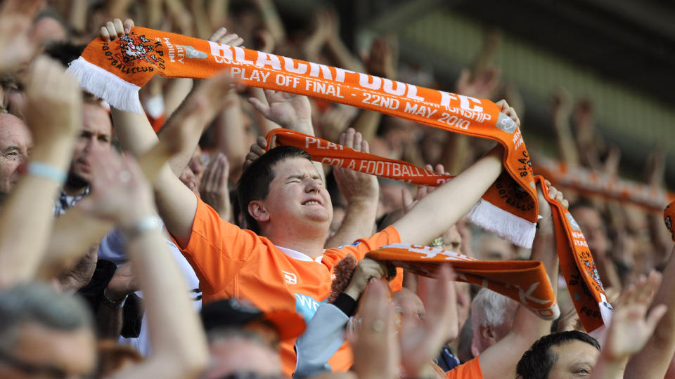 JUBEL: Blackpool-supporterne har hatt mye � juble for de siste ni sesongene. Fire opprykk og n� 4-0-seier og Premier League-ledelsen i f�rste toppseriekamp p� 39 �r. Det var for�vrig 4200 bortesupportere p� plass i dag. Foto: Reuters