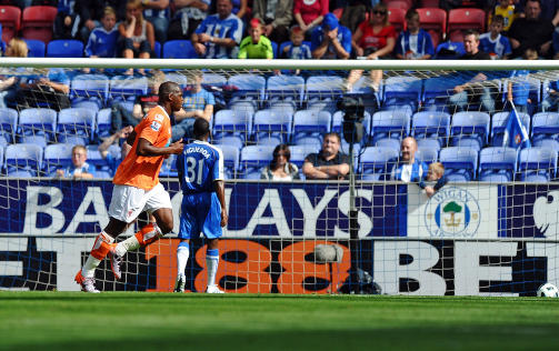 HELT: Harewood har nettopp satt inn 2-0-m�let og jogger bort til tilreisende Blackpool-supportere. Foto: AFP