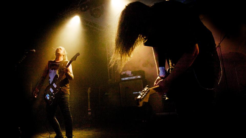 M�RKT OG SEIGT: Oslobandet Altaar er ikke s� glade i konvensjonelle l�tstrukturer. Her handler det mest om musikalsk transe. Foto: Eirik Helland Urke