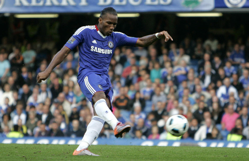 FRISPARKEKSPERT: Didier Drogba scorer p� frispark p� tampen av f�rsteomgangen. Seinere i kampen scoret han to m�l til og sikret seg hattrick i Premier League-premieren. Foto: AFP