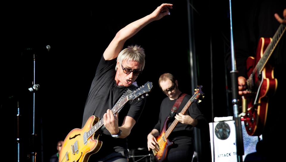 HOLDER STILEN: Paul Weller ser like bra ut som alltid. Men det sp�rs om en Weller-konsert helst b�r foreg� inne og med mer dedikert publikum for maksimal glede. Foto: Eirik Helland Urke