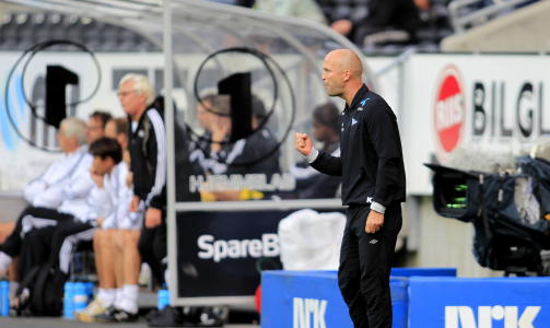 TRENERDUELL: Knut T�rum, tidligere RBK-trener, tapte duellen mot gamlefar Nils Arne Eggen (i bakgrunnen). Foto: scanpix