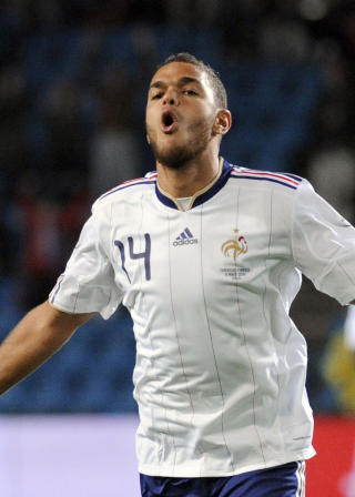 IKKE P� TRENING: Ben Arfa �nsker seg bort og m�ter ikke p� Marseille-treninger. Her jubler han etter � ha satt inn 1-0 mot Norge onsdag. Foto: AFP