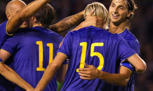 SCORET: Til tross for (eller p� grunn av) at skottene fokuserte fullt og helt p� Zlatan Ibrahimovic (t.h) klarte de ikke � stoppe ham fra � score. Foto: Scanpix
