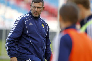 TAKTIKER:: Den skotske landslagssjefen Craig Levein satt opp den oppsiktsvekkende skotske taktikken. Foto: Scanpix