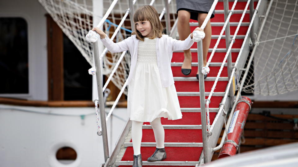 BEGYNNER P� SKOLEN: Prinsesse Ingrid Alexandra g�r her ut av kongeskipet Norge for � v�re brudepike i Victorias bryllup tidligere i sommer. Foto: Lars Eivind Bones