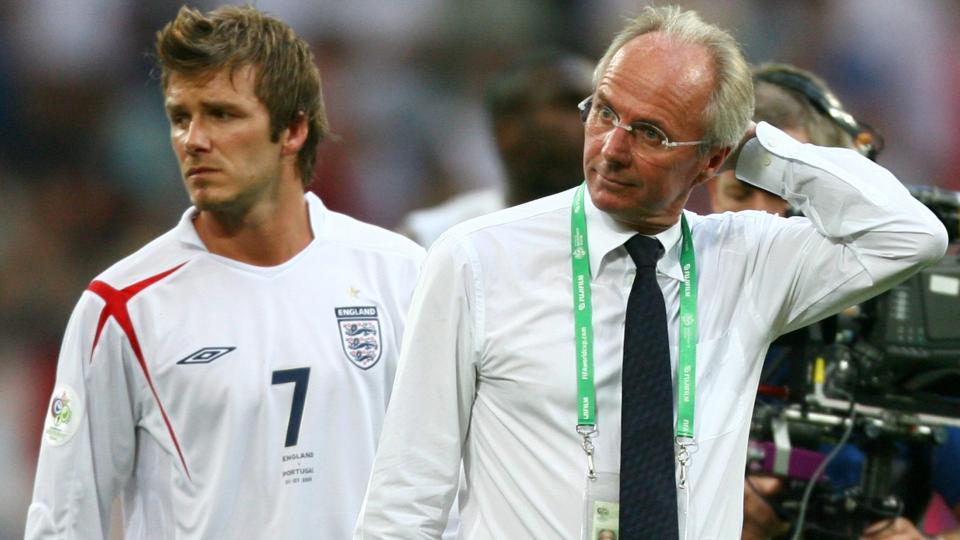 RESPEKT: Sven G�ran Eriksson (t.h) og David Beckham (t.v) etter � ha blitt sl�tt av Portugal i 2004-EM. Eriksson mener Capello burde ringt Becham personlig for � fortelle at han trolig var ferdig p� landslaget. Foto: Scanpix