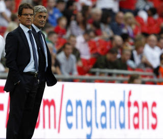 ASSISTENTEN RINGTE: Franco Baldini (bak Capello) ringte p� vegne av Capello til Beckham. Foto: Scanpix