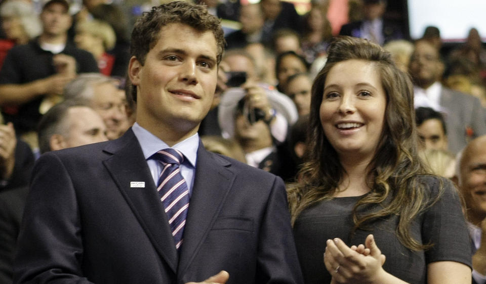 BESEGLER S�NNENS SKJEBNE: Bristol Palin og Levi Johnston har forlovet seg og sl�tt opp to ganger. N� f�r