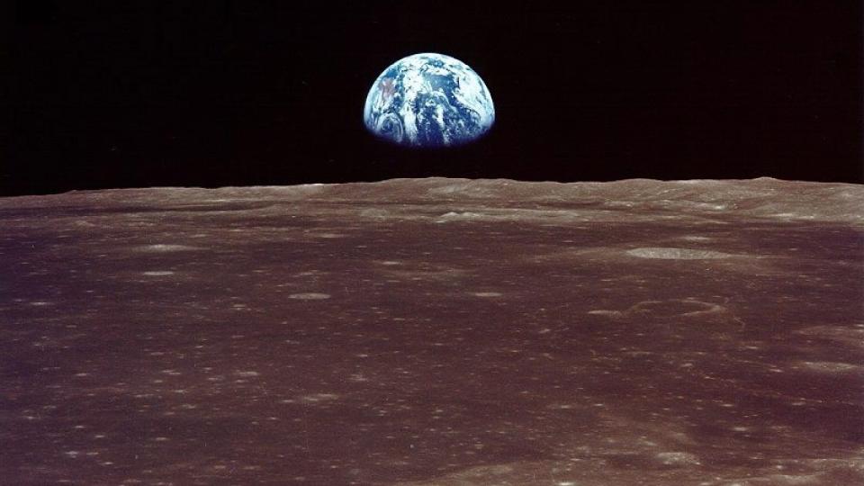 ENDRES: Gjennomsnittstemperaturen p� Jorda �ker. Det kan gi kraftoverskudd og billigere str�m i Norge, hevder en ny rapport fra Institutt for energiteknikk (IFE). Dette bildet av en jordoppgang ble tatt av Apollo 11-astronautene, de f�rste til � sette fot p� m�nen. Foto: NASA/SCANPIX