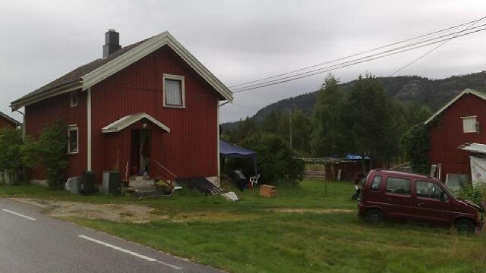 BRUTALT: Fra dette huset i �mli ble de to jentene bortf�rt i 01.30-tida i natt. MMS-foto: Erling H�geland/Dagbladet