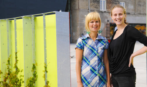 Endelig ferdig: Landskapsarkitekt Birgit H�yland (t.v.) og arkitekt Gunhild Aadahl er forn�yde med resultatet. Foto: Anniken Zahl Furunes.