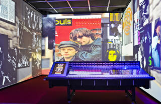 Fram til i dag: Her fra 90-talles-delen av utstillingen. den har ogs� en tidsriktig bar/klubb og interaktive bord som lar bes�kende plukke fram gamle filmsnutter og avisutklipp. Foto: Anniken Zahl Furunes.
