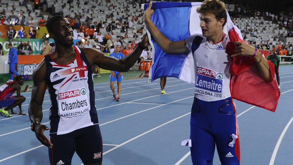 COMEBACK FRA DOP: Briten Dwain Chambers ble utestengt for anabole steroider i 2003. Han har hatt realtivt bra suksess siden. Her gratulerer han Frankrikes Christophe Lemaitre ned gullet p� 100 meter i EM i Barcelona i juli. 32-�ringen ble nummer fem.  Foto: Scanpix/AFP
