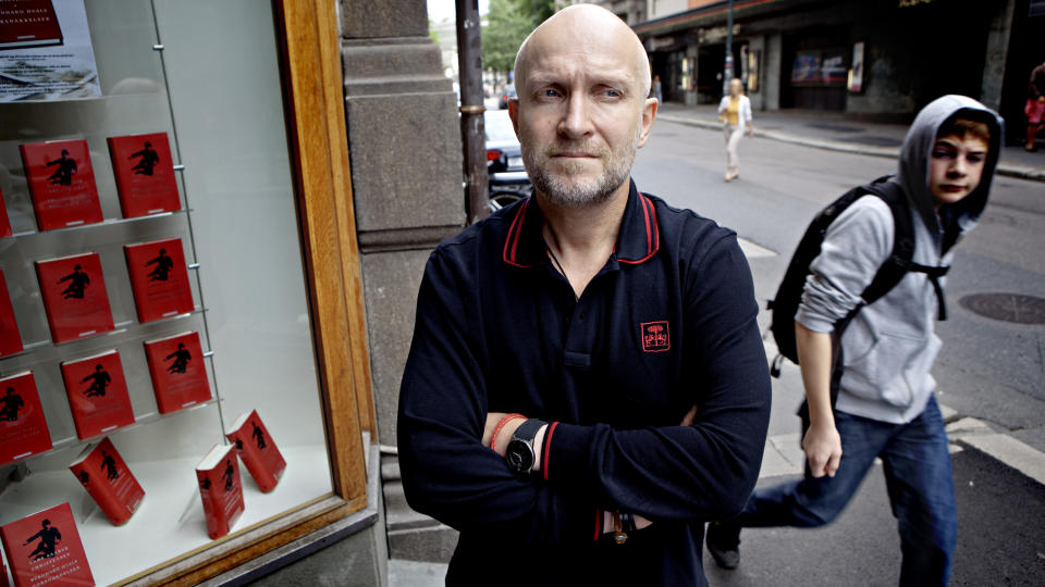 SAMLER P� ORD: Lars Saabye Christensen vil gjerne sl� et slag for gamle banneord som dudelsakk. I sin nyeste bok �Bernhard Hvals forsnakkelser� har han ogs� laget noen egne kraftgloser. Foto: Lars Eivind Bones