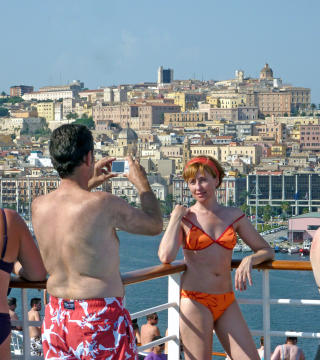 MINNERIKT: En fransk turist tar bilde av sin kj�re i det cruiseskipet legger ut fra pittoreske Calgliari p� Sardinia.