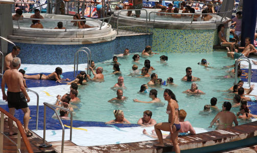 TRANGT: Det er trangt i bassenget n�r stappfulle cruiseskip har en dag i sj�en...