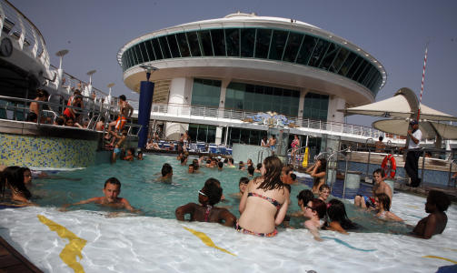 BADELAND: Sm� og store forfrisker seg i et av sv�mmebassengene p� Adventure of the Seas.