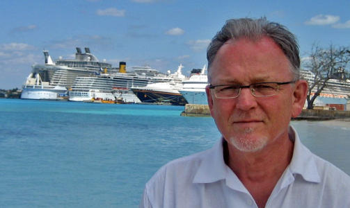GODT SELSKAP: Johnny Br�then i cruise.no har her tatt oppstilling ved havnen p� Bahamas, der cruiseskipene ligger tett i tett. Legg spesielt merke til den enorme st�rrelsen p� Oasis of the Seas til venstre i bildet.