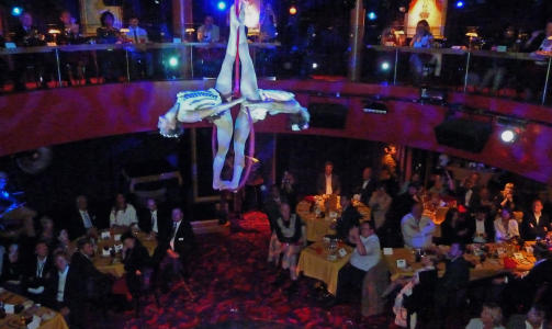 BR�D & CIRKUS: En cruisereise kan by p� overraskelser, som denne sirkusoppvisningen midt blant middagsgjestene p� Norwegian Epic.