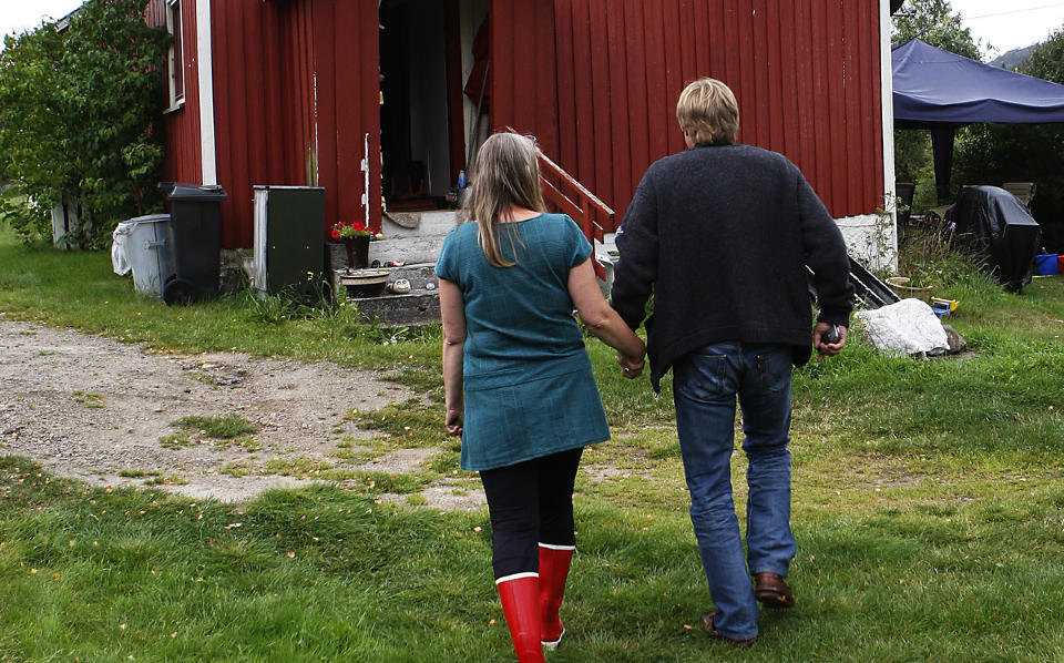 SKJELVNE: Den 47-�rige barnefaren og hans 46-�rige samboer hjemme foran g�rdshuset i �mli, der ei gruppe menn i natt tok seg inn og bortf�rte 47-�ringens ten�ringsd�tre, etter � ha angrepet ham med �ks. Foto: ERLING H�GELAND/DAGBLADET