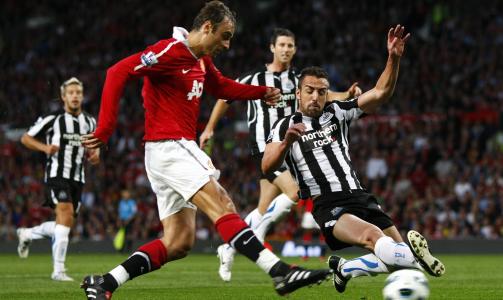 1-0: Her sender Dimitar Berbatov hjemmelaget i ledelsen etter en glimrende pasning fra Paul Scholes. Jose Enrique pr�ver � stoppe skuddet, men kommer litt for sent. Foto: Scanpix