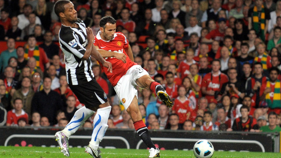 PERLE: Ryan Giggs scoret p� hel volley etter pasning fra Paul Scholes. Giggs har scoret i samtlige Premier League-sesonger. Foto: Scanpix