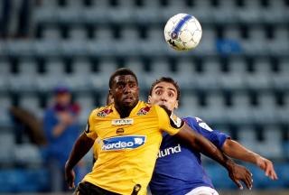 OCCEAN BILLIGERE? Olivier Occean gikk gratis til 3. bundesliga i sommer, og kan bli spissen Hannover velger dersom Moa (bak) blir for dyr. Foto; Kyrre Lien / SCANPIX
