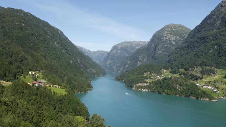 PLANLEGGER KRAFTLINJE: CO2-regningen kan bli h�y om regjeringen velger � droppe monstermastene, som vil krysse Fyksesundet, fra Simlenuten (toppen til h�yre for midten av bildet), og over mot Manfjell/Soldalsfjellet (t.v.). Foto: Erlend Aas / Scanpix