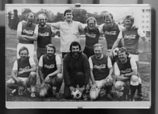 Med på laget: Steinfeld stiller til fotballkamp med NRKkolleger,
blant andre Tor Strand, Tore Sandberg, Einar
Lunde, Erling Borgen, Geir Helljesen og Tom Berntzen. Med på laget: Steinfeld stiller til fotballkamp med NRKkolleger,
blant andre Tor Strand, Tore Sandberg, Einar
Lunde, Erling Borgen, Geir Helljesen og Tom Berntzen.