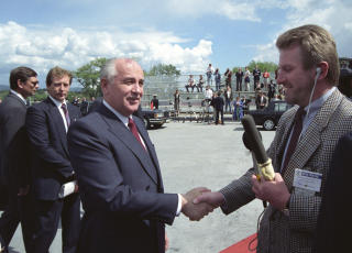 Karriere: I 1980 fikk Steinfeld sin første periode som
Moskva-korrespondent. Nå begynner han på sin fjerde. Foto: Terje Bendiksby / SCANPIX Karriere: I 1980 fikk Steinfeld sin første periode som
Moskva-korrespondent. Nå begynner han på sin fjerde. Foto: Terje Bendiksby / SCANPIX