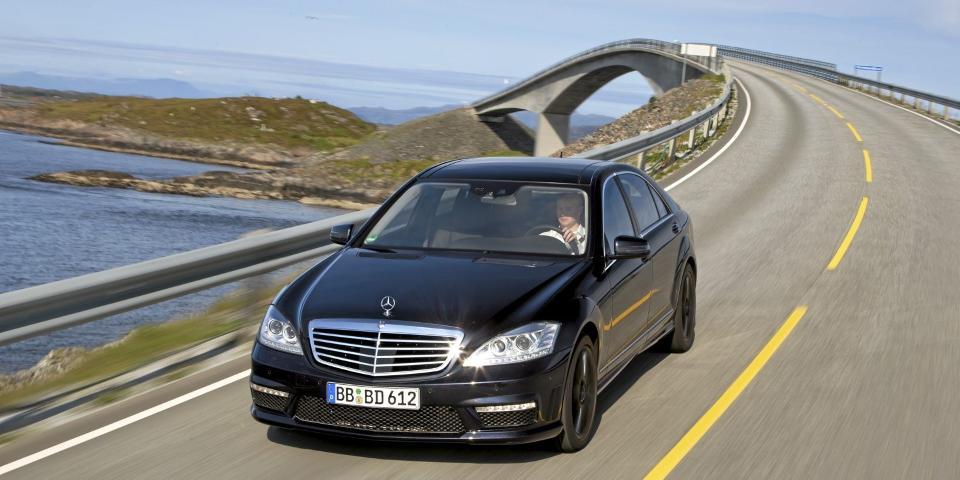 ENORMT:  Landskapet er enormt. Det er bilen ogs�. 544 hk og en dr�y liter p� mila. Foto: Produsenten