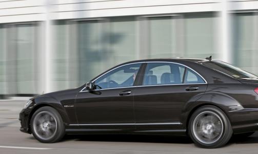 VELKJ�RENDE: Den er b�de stor og tung, men S 63 AMG er ogs� imponerende velkj�rende. Gratis