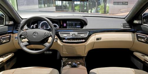EKSKLUSIVT: Innvendig er S 63 AMG en ren nytelse, fullstappet av luksus og komfortutstyr. AMG-en er dessuten ispedd sm�sportslige hint. Foto: Produsenten