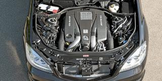 MESTERVERK: Den 5,5 liter store V8-en tvangsmates av to turboer. Resultatet er ordentlig heftig - samtidig som den er imponerende n�ysom. Foto: Produsenten