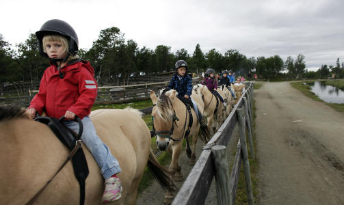 FOR DE SM�:: En liten rideopplevelse for Amelia (4), Even (6), Marielle (5),Sivert (5 1/2), og Martin (6) fra Uvdal og Kongsberg .