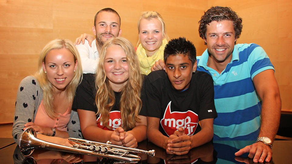 MGP-COMEBACK: Didrik Solli-Tangen (t.h),Tine Thing Helseth (t.v) og to av �rets MGPjr-artister Maria og
Arbaz. Sammen skal du opptre i juniorutgaven av MGP. Bak, programlederne K�re Magnus Bergh og Ingrid Gjessing Linhave. Foto: Geir Evensen/NRK