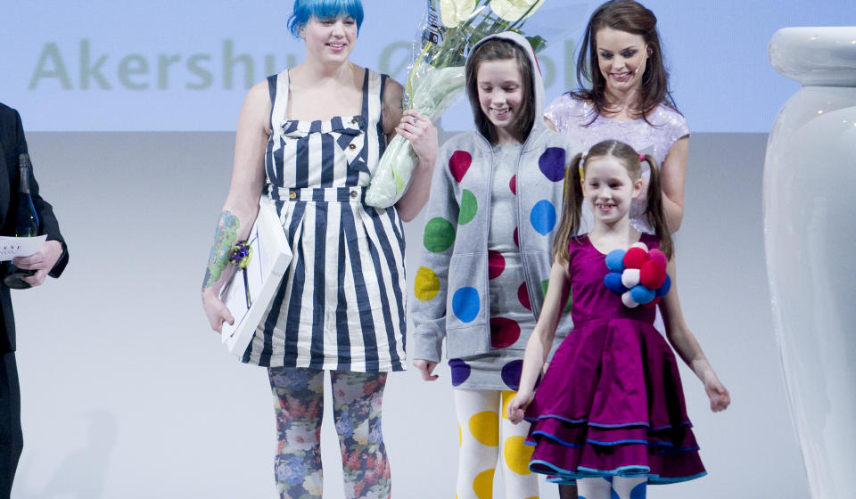 MOTE FOR BARN: Designer Fam Irvoll viser sin aller f�rste kleskolleksjon for barn p� Oslo Fashion Week i kveld. Under OFW i februar (bildet) hadde hun ogs� med noen barn, men i kveld har hun to visinger - en for barn og en for voksne. Foto: SCANPIX.