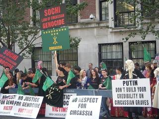 PROTESTERTE I NEW YORK: Tjerkessere verden over g�r imot OL i Sotsji. Foto: WIKIMEDIA/ShapsougSochi1864