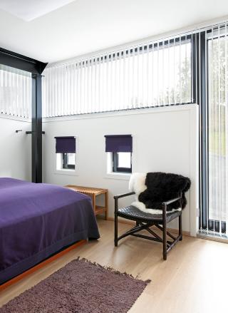 LYSINNSLIPP: Det er glassflater �verst p� veggen i alle rom. De sm� vinduene gir luftemuligheter samtidig som de ikke gir innsyn. Skyved�r direkte til uteplass og morgenkaffe. Stol fra Slettvoll. Lyspunktet i Kristiansand har levert lamellene. Foto: Espen Gr�nli